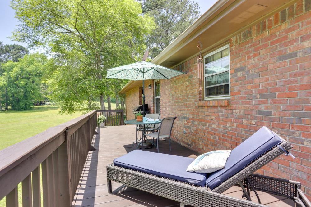 Cozy Georgia Getaway with Deck, Grill and Fire Pit!